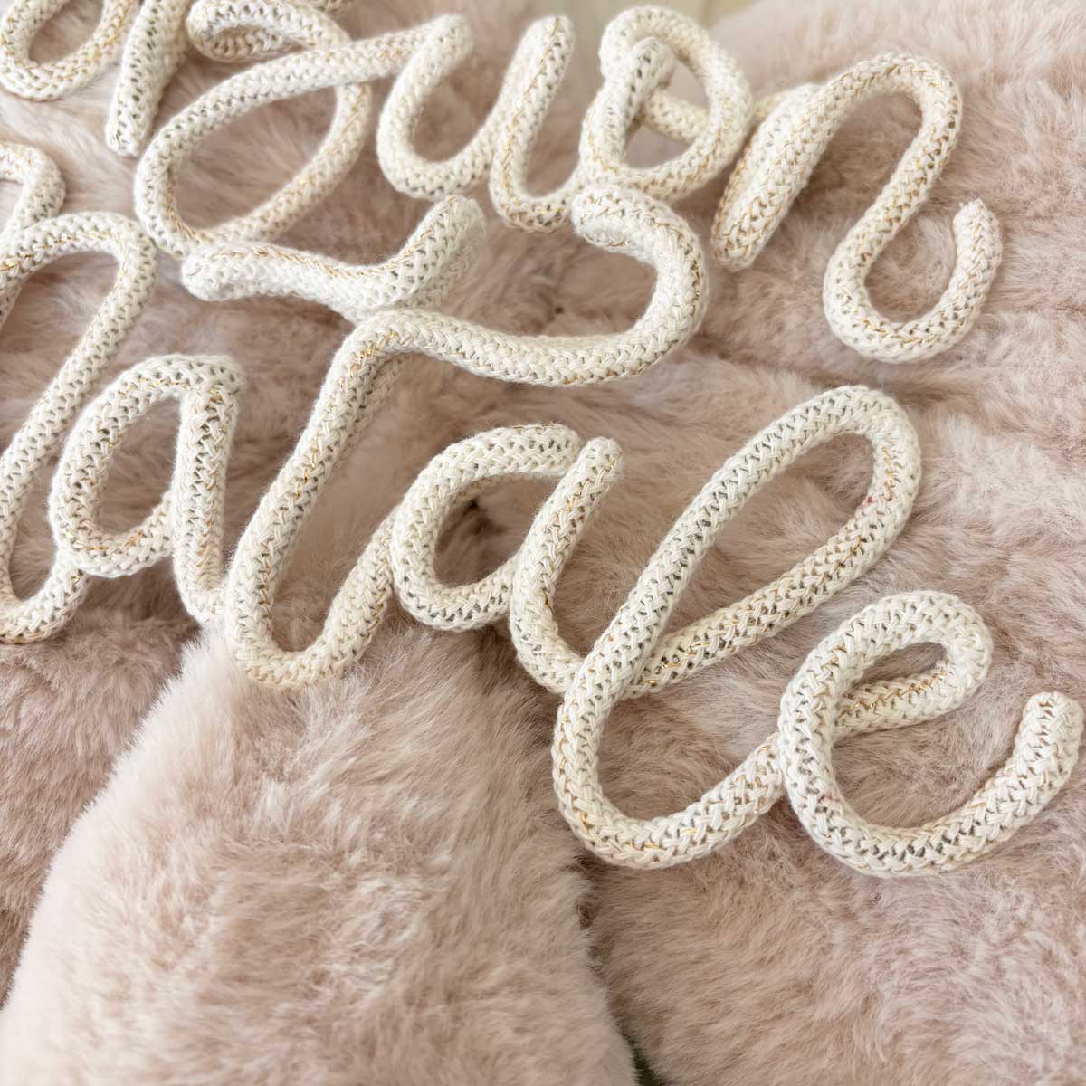 fiocco natalizio personalizzato in peluche con scritta in tricottino e stelle in legno con nomi