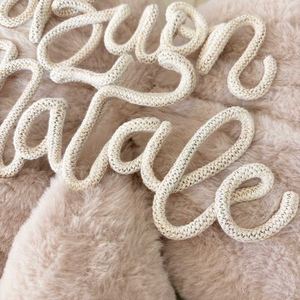 fiocco natalizio personalizzato in peluche con scritta in tricottino e stelle in legno con nomi