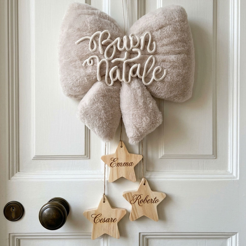 fiocco natalizio personalizzato in peluche con scritta in tricottino e stelle in legno con nomi