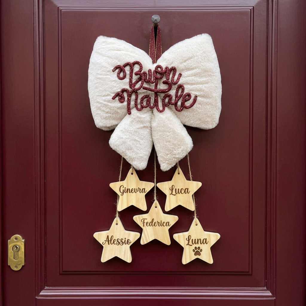 fiocco natalizio personalizzato in peluche con scritta in tricottino e stelle in legno con nomi