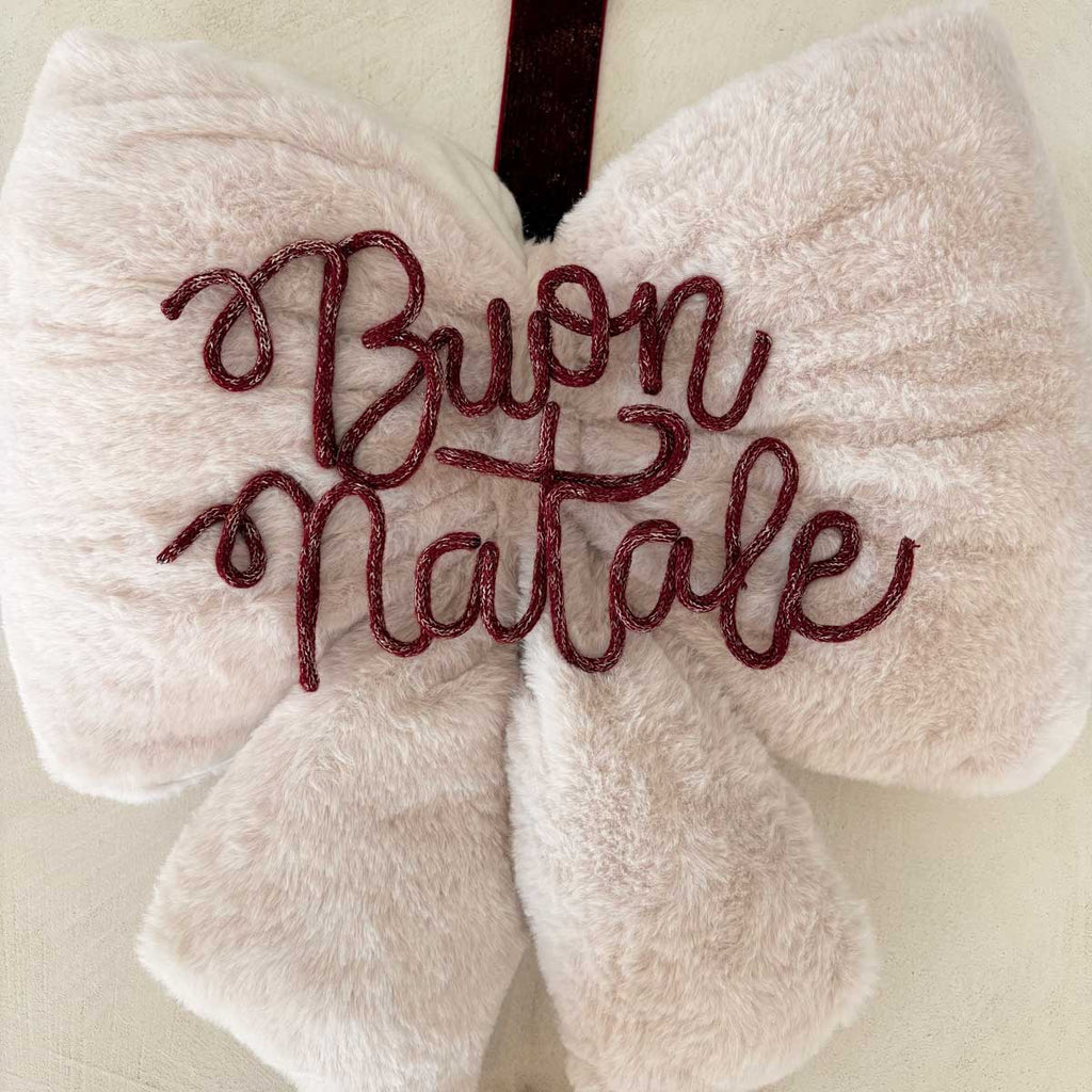 fiocco natalizio personalizzato in peluche con scritta in tricottino e stelle in legno con nomi