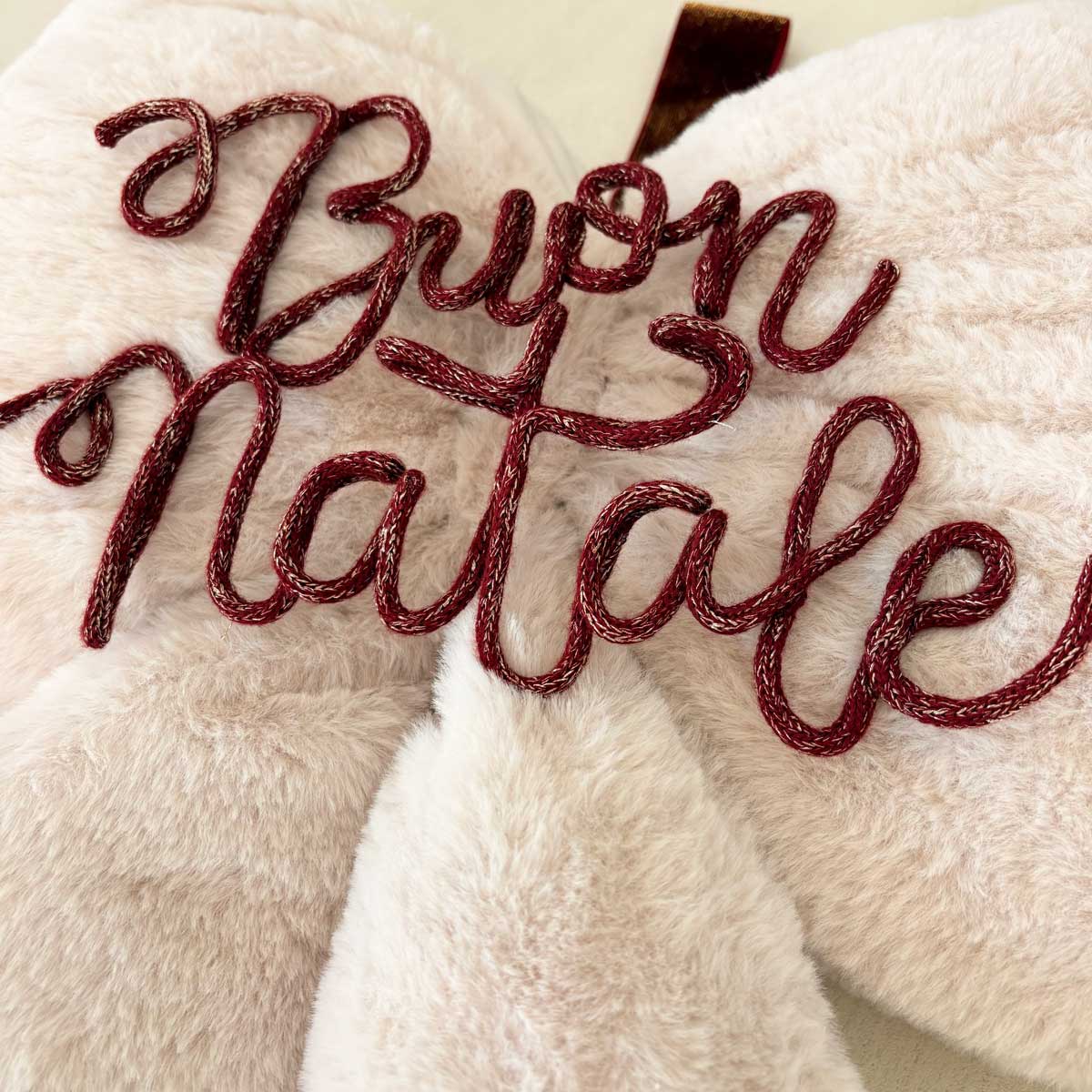 fiocco natalizio personalizzato in peluche con scritta in tricottino e stelle in legno con nomi