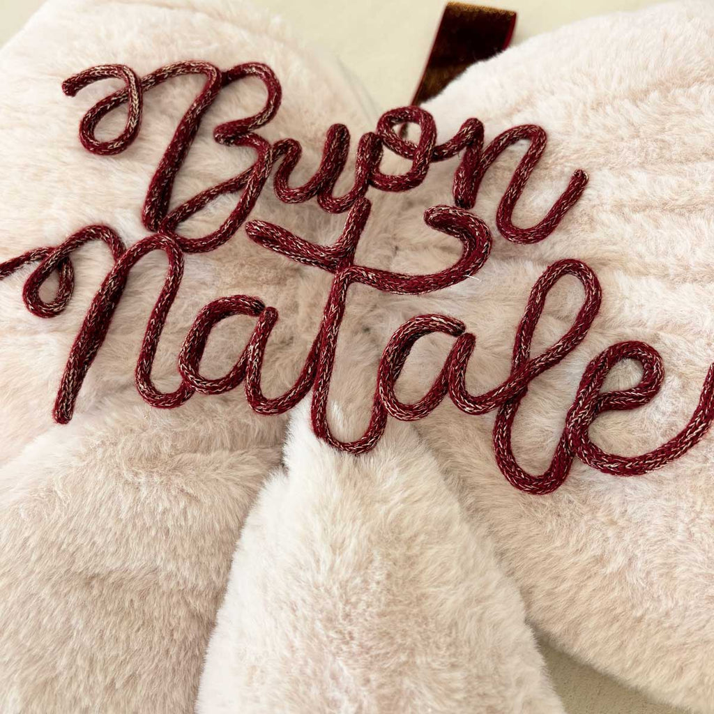 fiocco natalizio personalizzato in peluche con scritta in tricottino e stelle in legno con nomi