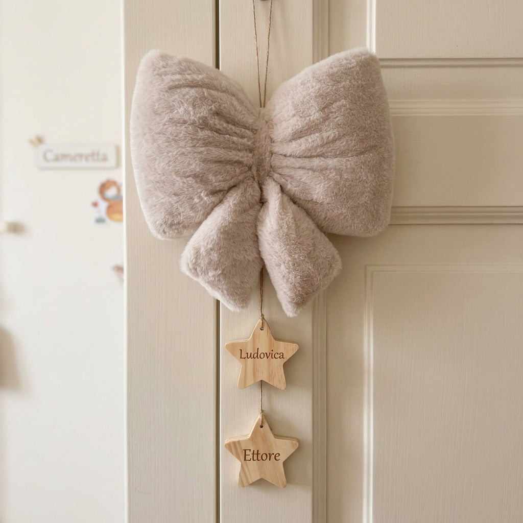fiocco natalizio personalizzato in peluche con scritta in tricottino e stelle in legno con nomi