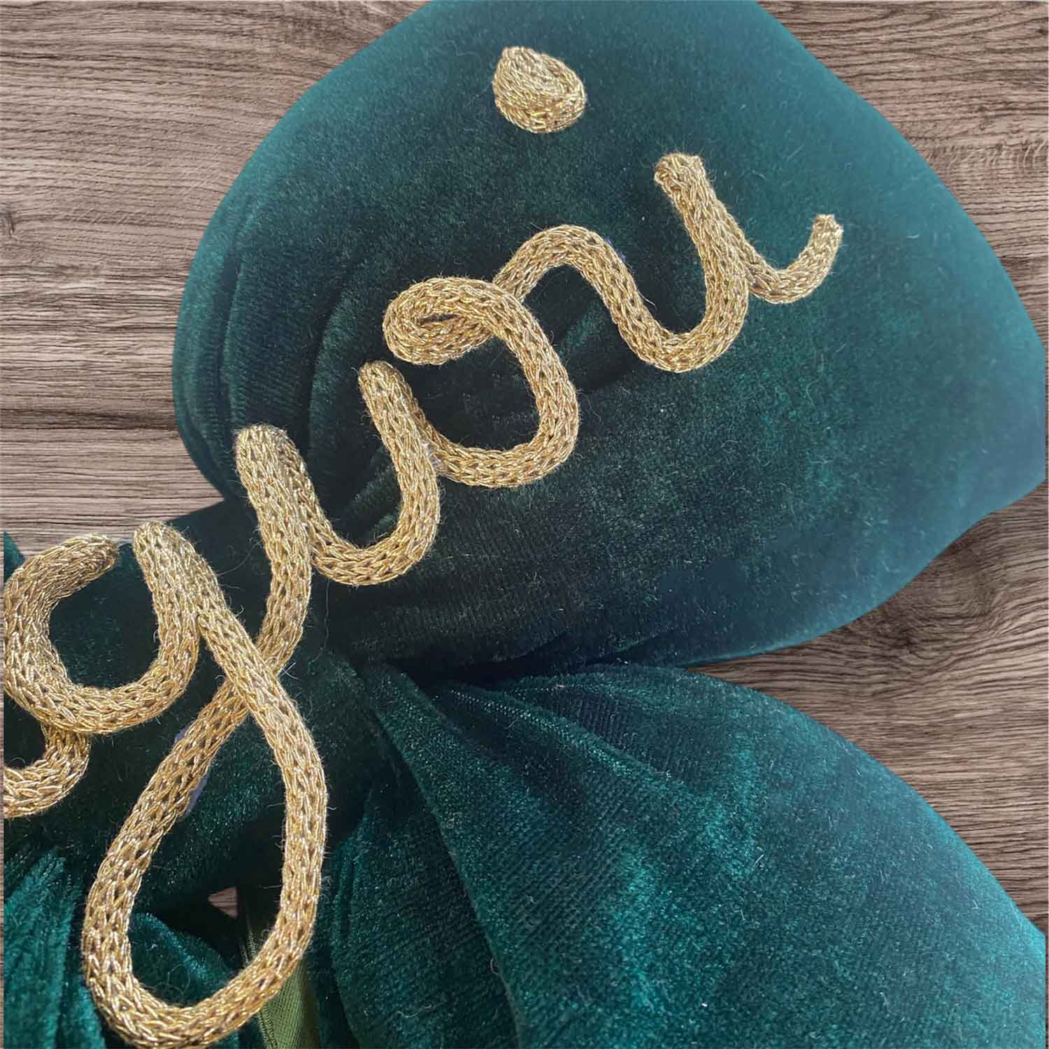 Fiocco in velluto verde con scritta personalizzata