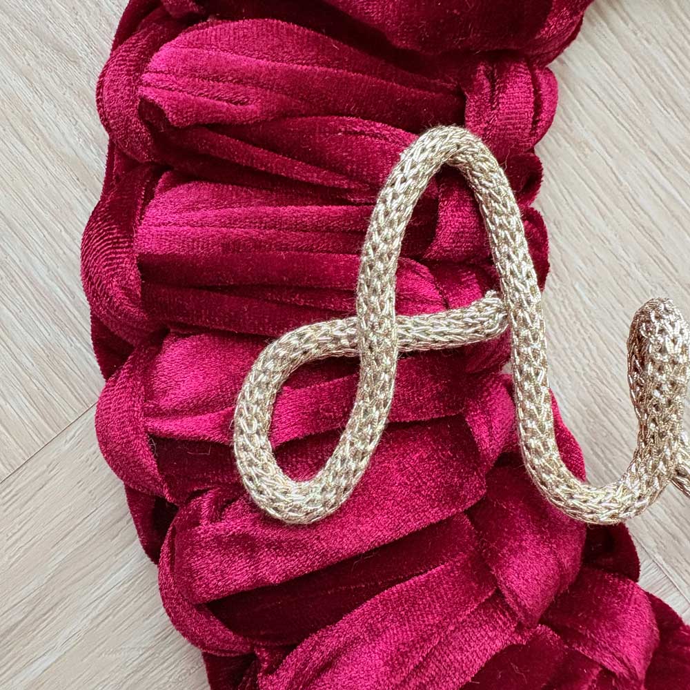 Ghirlanda natalizia in velluto bordeaux con scritta personalizzata oro