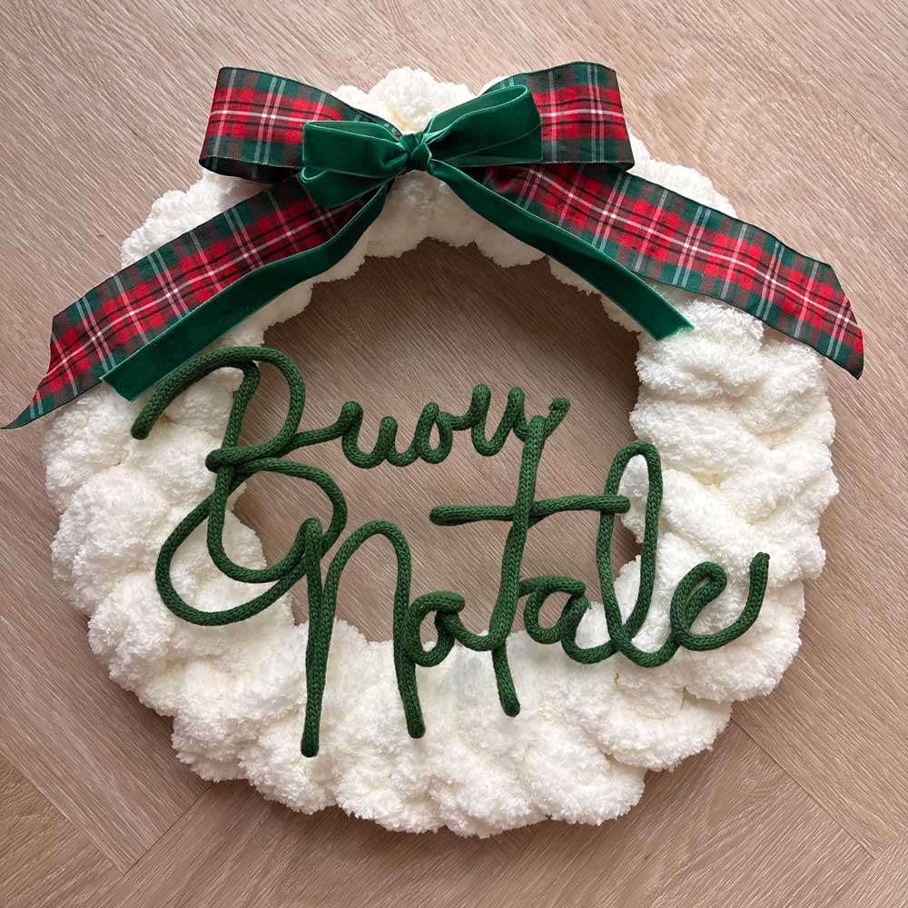 Ghirlanda natalizia in ciniglia panna o bordeaux con scritta personalizzata