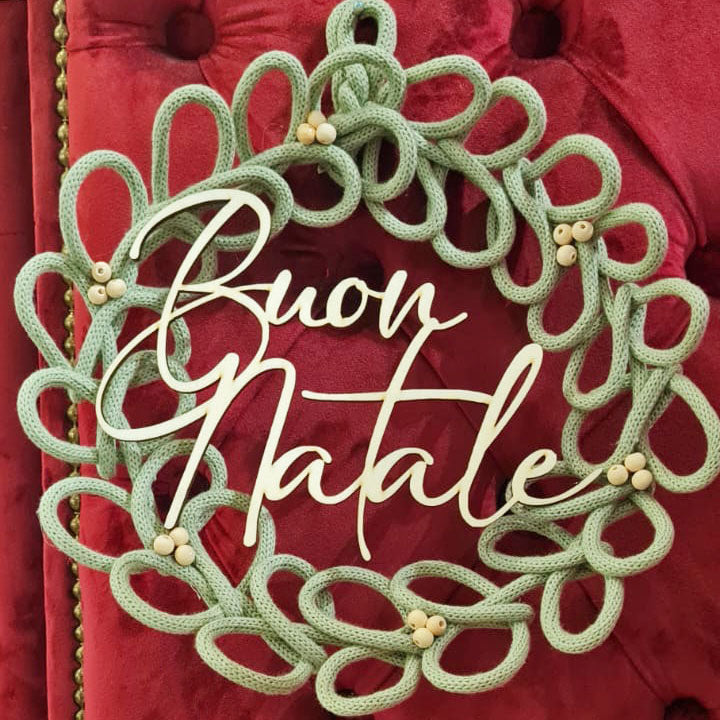 Ghirlanda natalizio di vischio in cotone con scritta in legno personalizzata