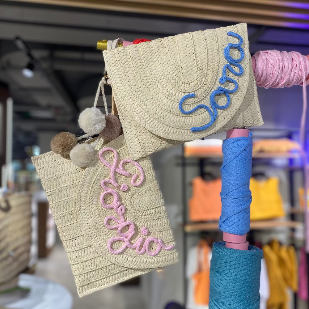 Pochette in paglia panna con nome personalizzato