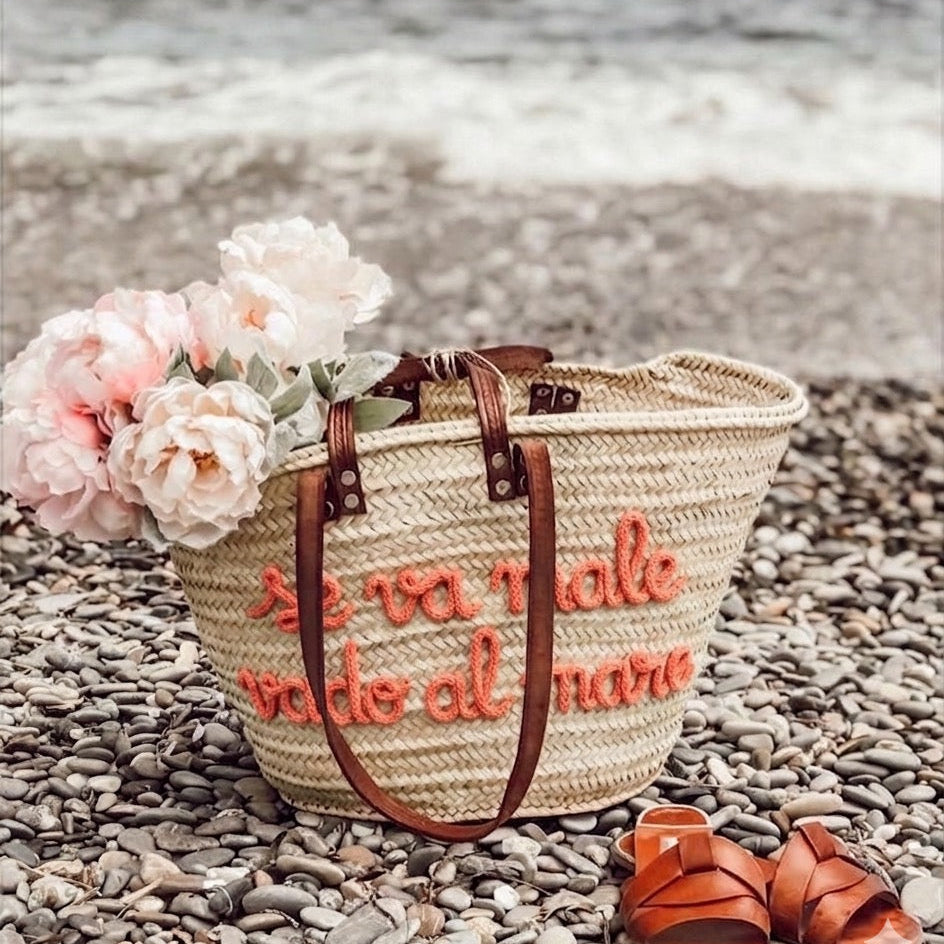 Borsa in paglia con scritta personalizzata