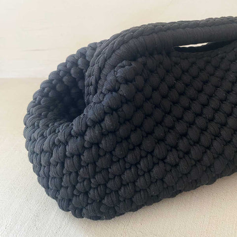 Maxi clutch all'uncinetto nera