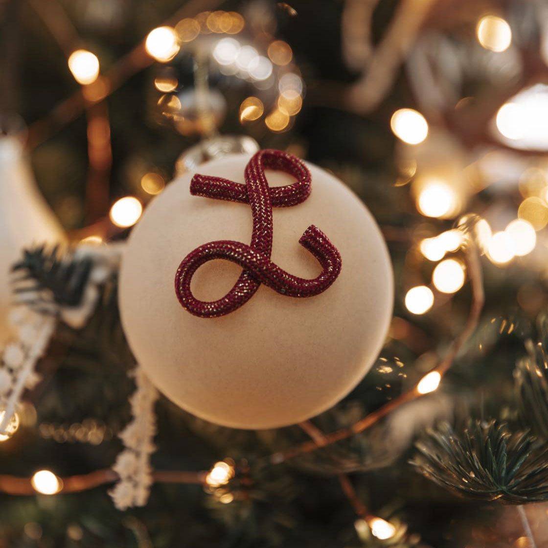 Pallina di natale personalizzata con iniziale in velluto