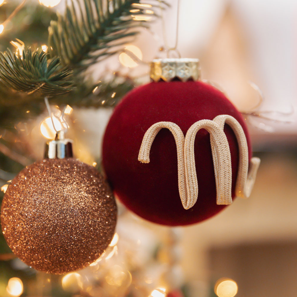 Pallina di natale personalizzata con iniziale in velluto