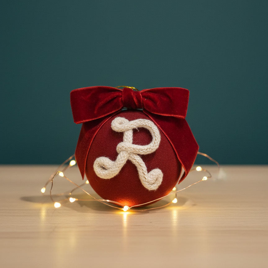 Pallina di natale personalizzata con iniziale in velluto bordeaux