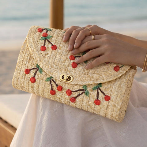 Pochette in paglia Alira con ciliegie ricamate