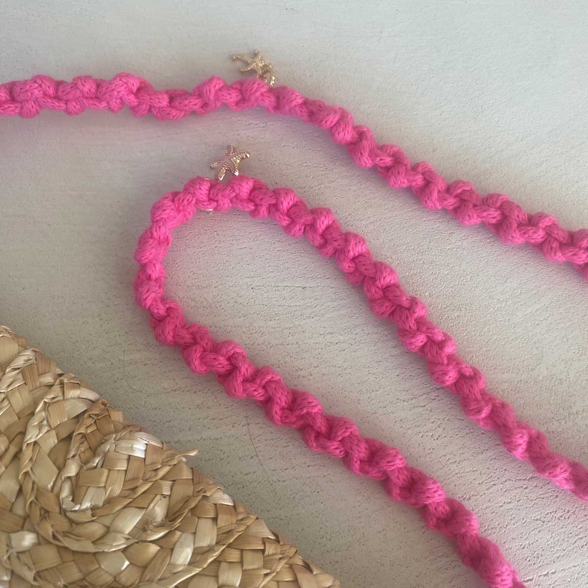 Pochette in paglia Ibiza con scritta personalizzata e pon pom bianchi/rosa