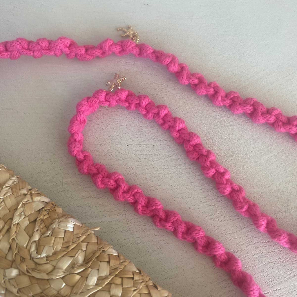 Pochette in paglia Ibiza con scritta personalizzata e pon pom bianchi/rosa