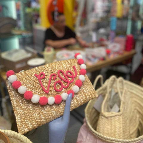Pochette in paglia Alira pon pom fucsia personalizzata