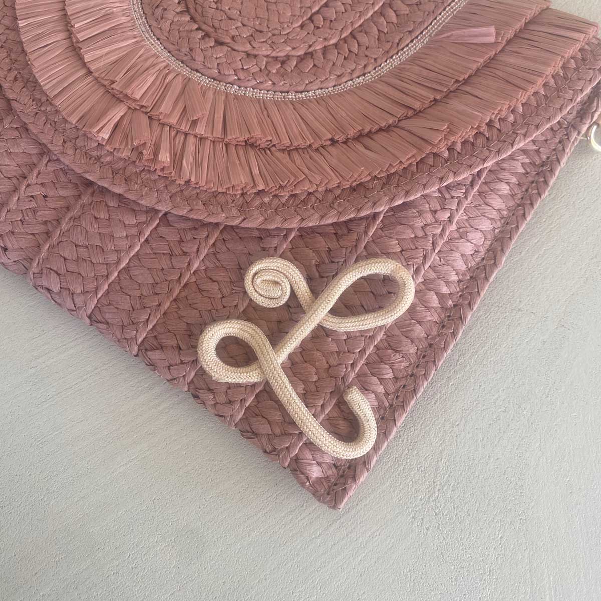 Pochette in paglia rosa antico con iniziale o nome personalizzato