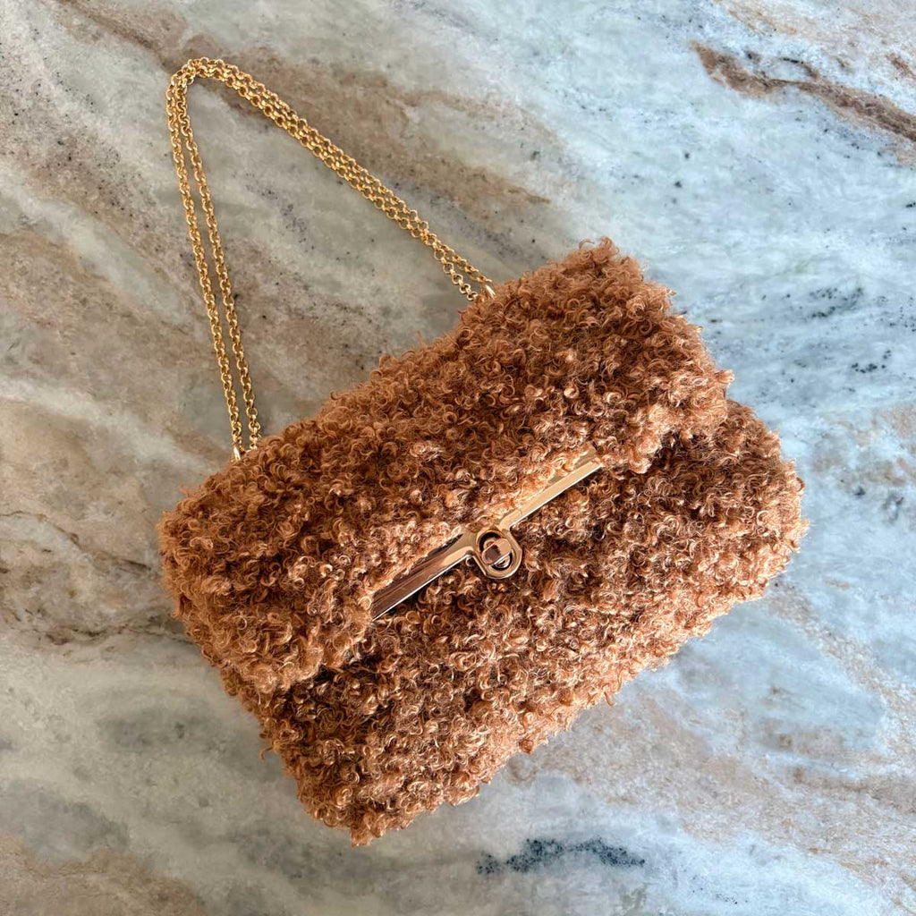 Pochette Teddy Bouclé Caramello – Borsa a Mano e Tracolla Crochet Fatta a Mano in Italia