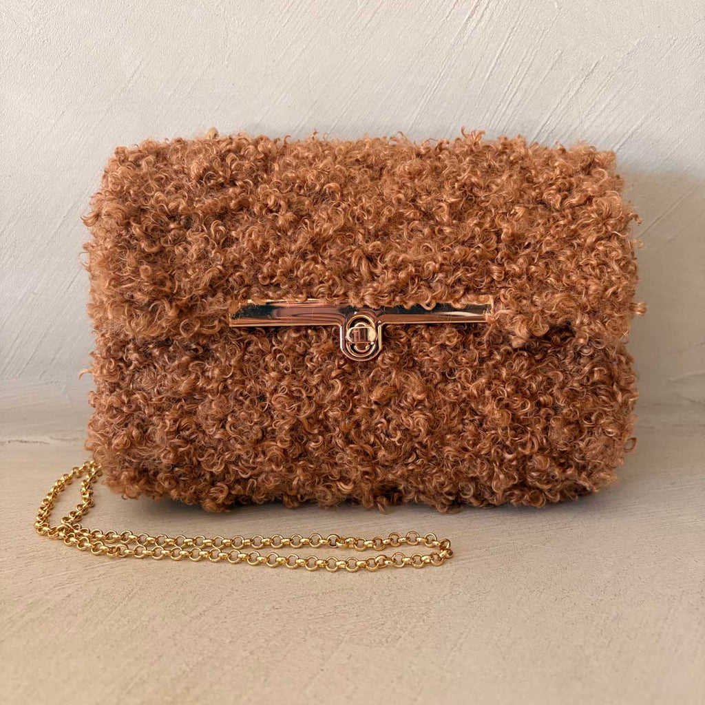 Pochette Teddy Bouclé Caramello – Borsa a Mano e Tracolla Crochet Fatta a Mano in Italia