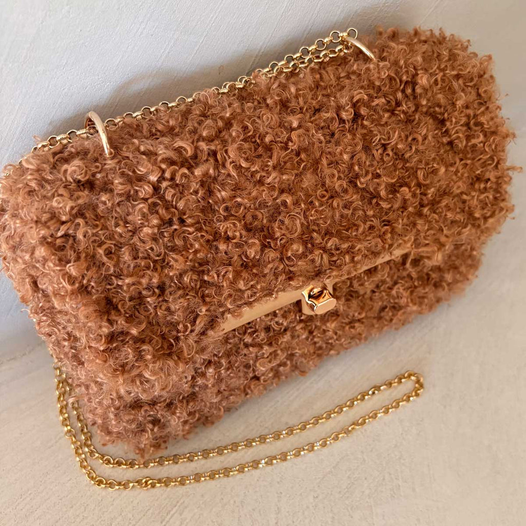 Pochette Teddy Bouclé Caramello – Borsa a Mano e Tracolla Crochet Fatta a Mano in Italia