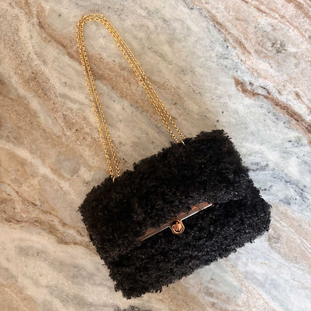 Pochette Teddy Bouclé Nera – Borsa a Mano e Tracolla Crochet Fatta a Mano in Italia