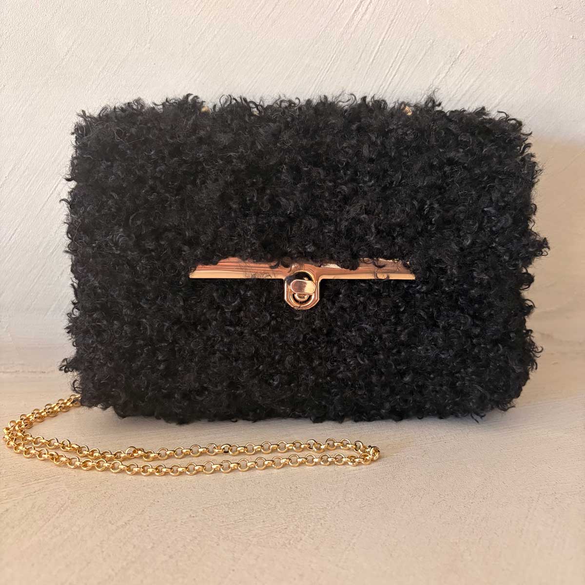 Pochette Teddy Bouclé Nera – Borsa a Mano e Tracolla Crochet Fatta a Mano in Italia