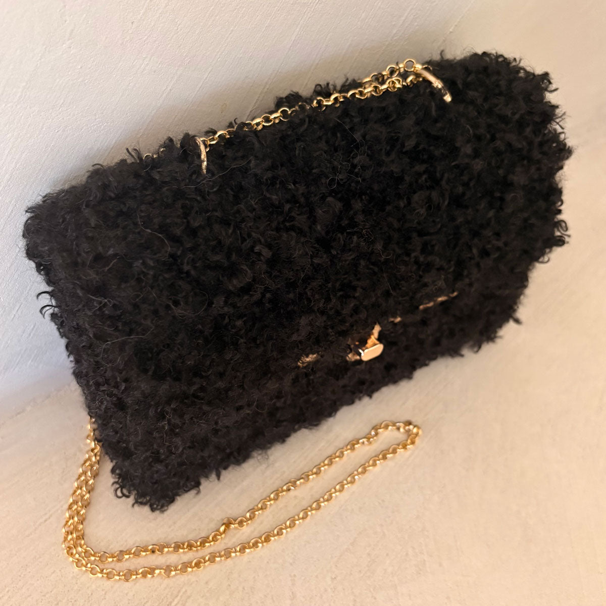 Pochette Teddy Bouclé Nera – Borsa a Mano e Tracolla Crochet Fatta a Mano in Italia
