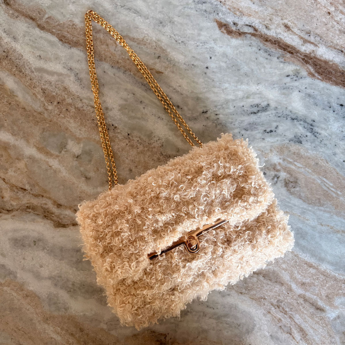 Pochette Teddy Bouclé Panna – Borsa a Mano e Tracolla Crochet Fatta a Mano in Italia