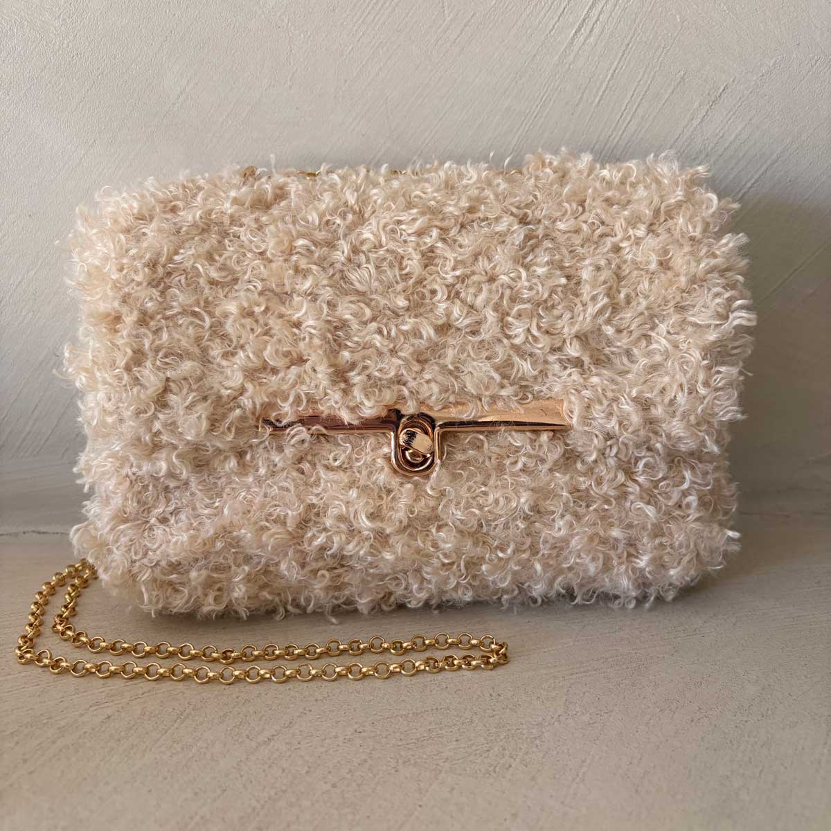 Pochette Teddy Bouclé Panna – Borsa a Mano e Tracolla Crochet Fatta a Mano in Italia