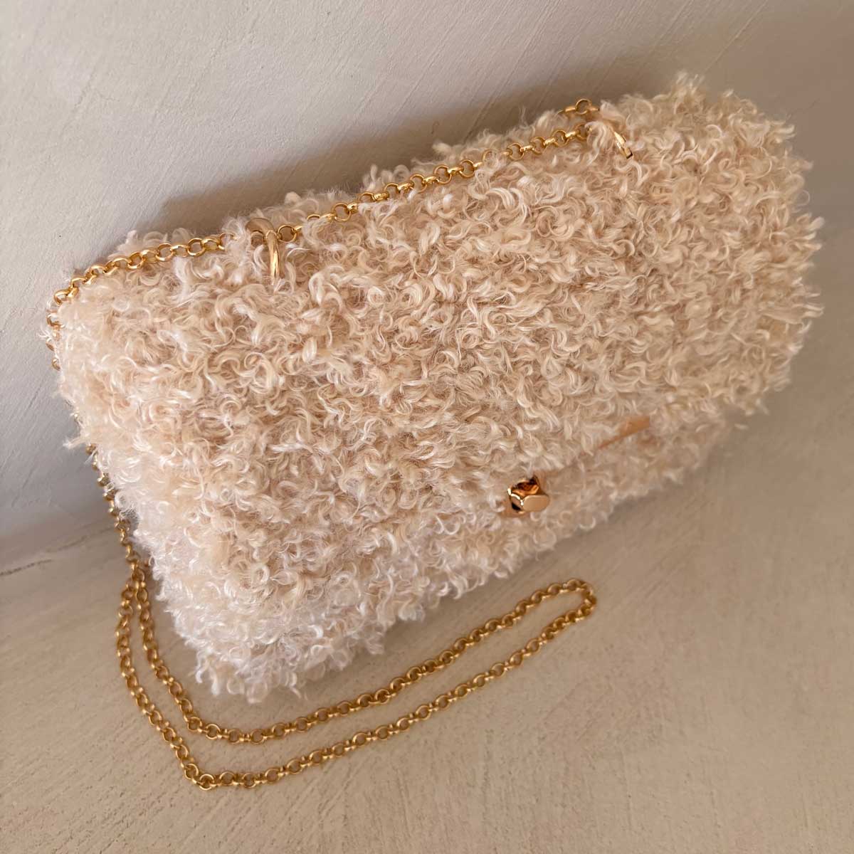 Pochette Teddy Bouclé Panna – Borsa a Mano e Tracolla Crochet Fatta a Mano in Italia