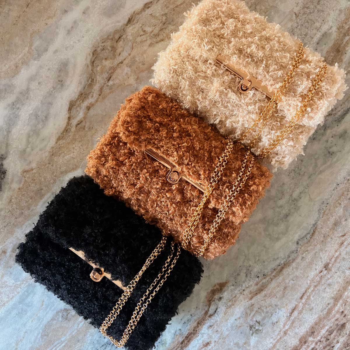 Pochette Teddy Bouclé – Borsa a Mano e Tracolla Crochet Fatta a Mano in Italia