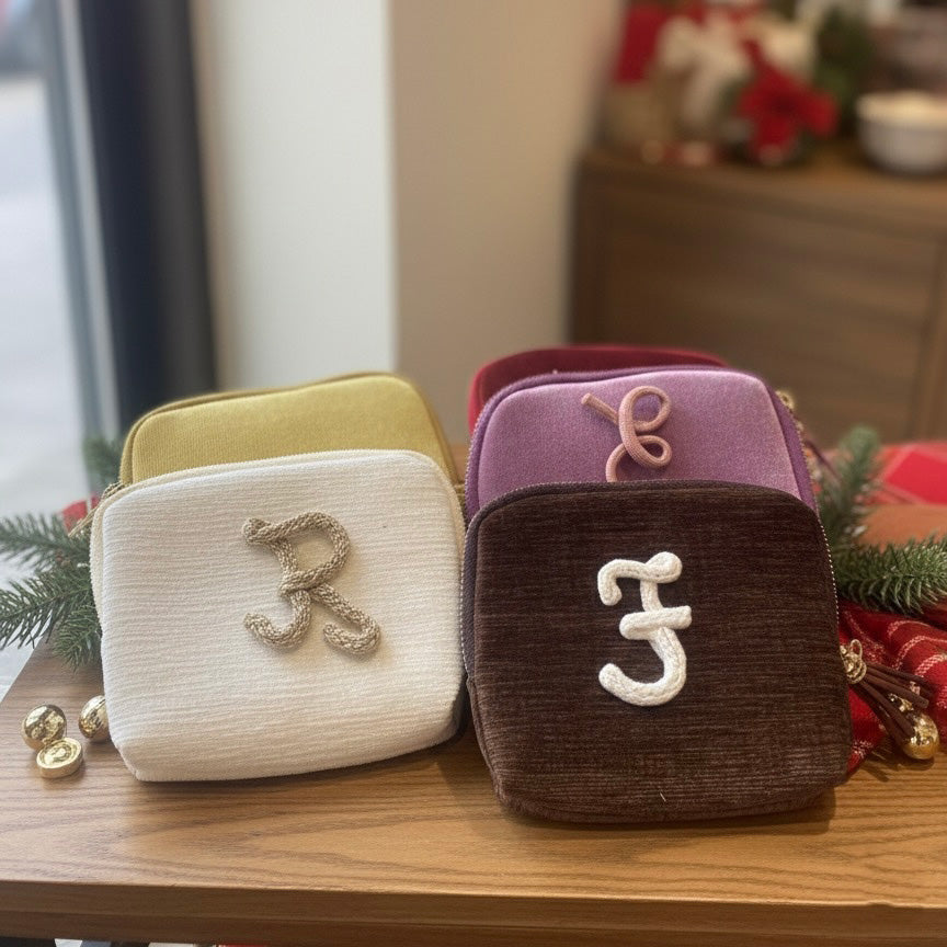 Pochette in velluto porta tutto con iniziale
