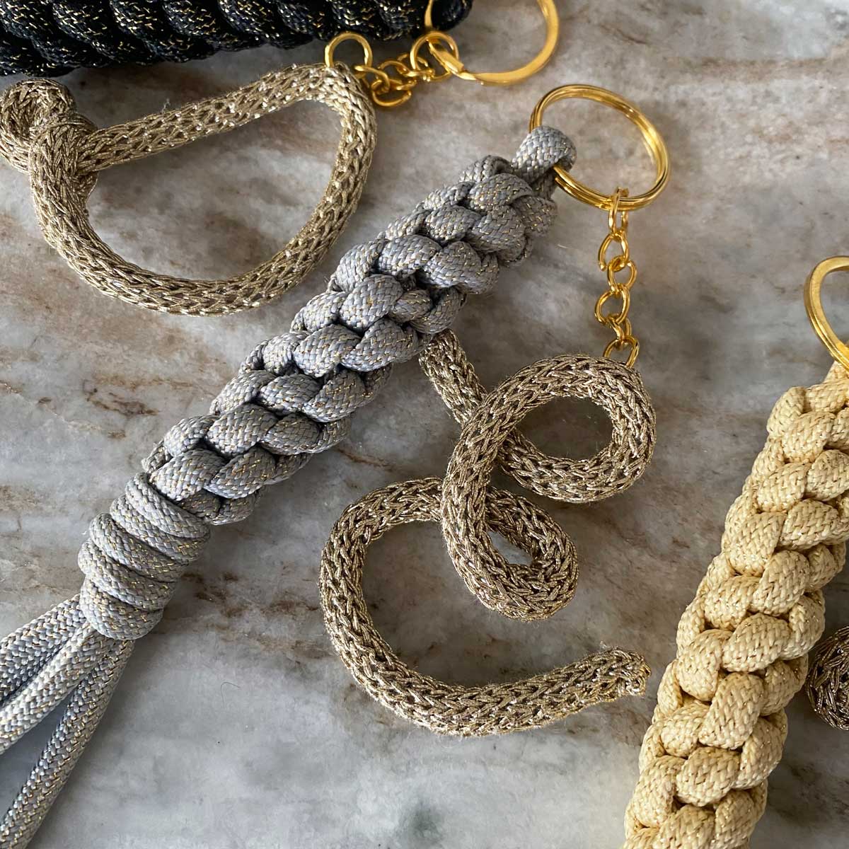 Portachiavi con iniziale charms da appendere alla borsa 