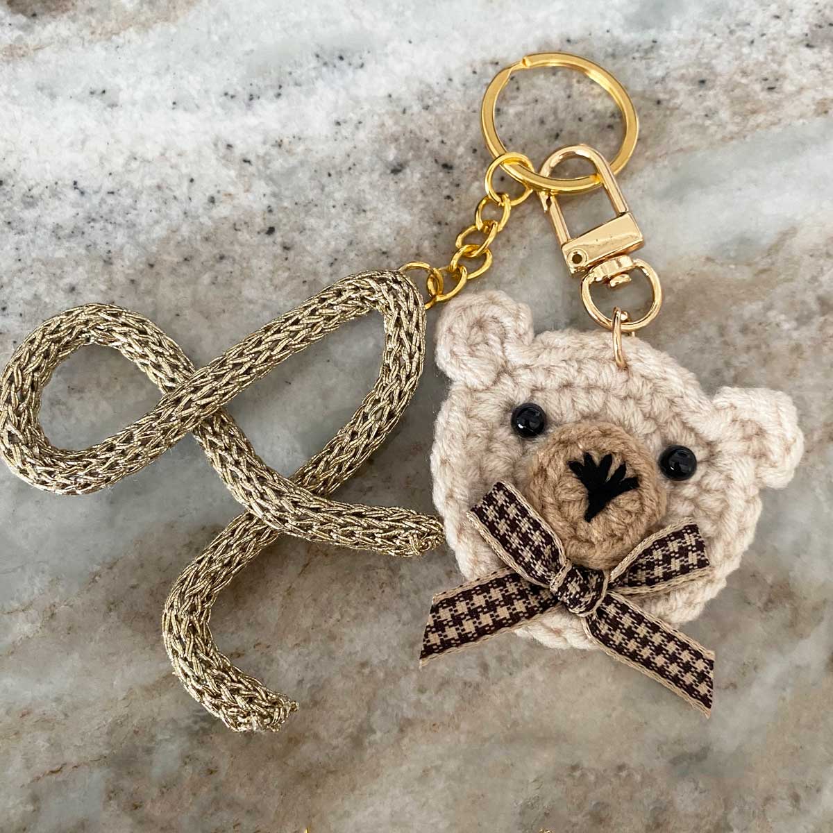 Portachiavi personalizzato con iniziale e orsetto all'uncinetto charm da appendere alla borsa