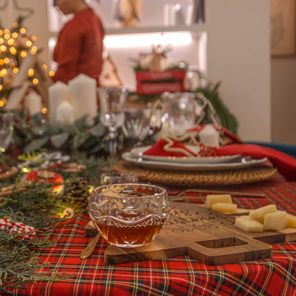 Tagliere a forma di Albero di Natale con incisione Merry Christmas