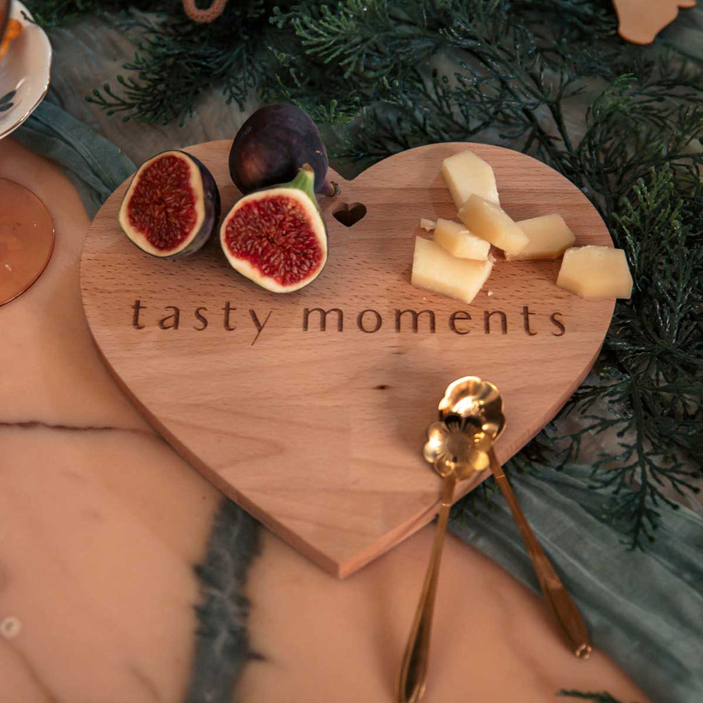 Tagliere in legno a forma di cuore con scritta Tasty moments