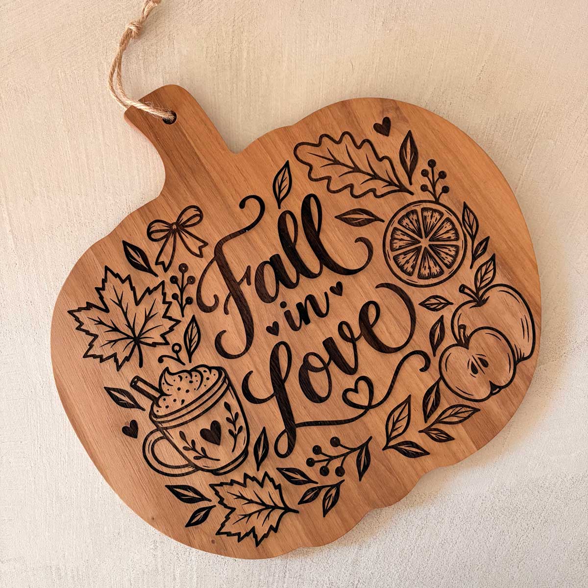 Tagliere a forma di zucca in legno con incisioni autunnali