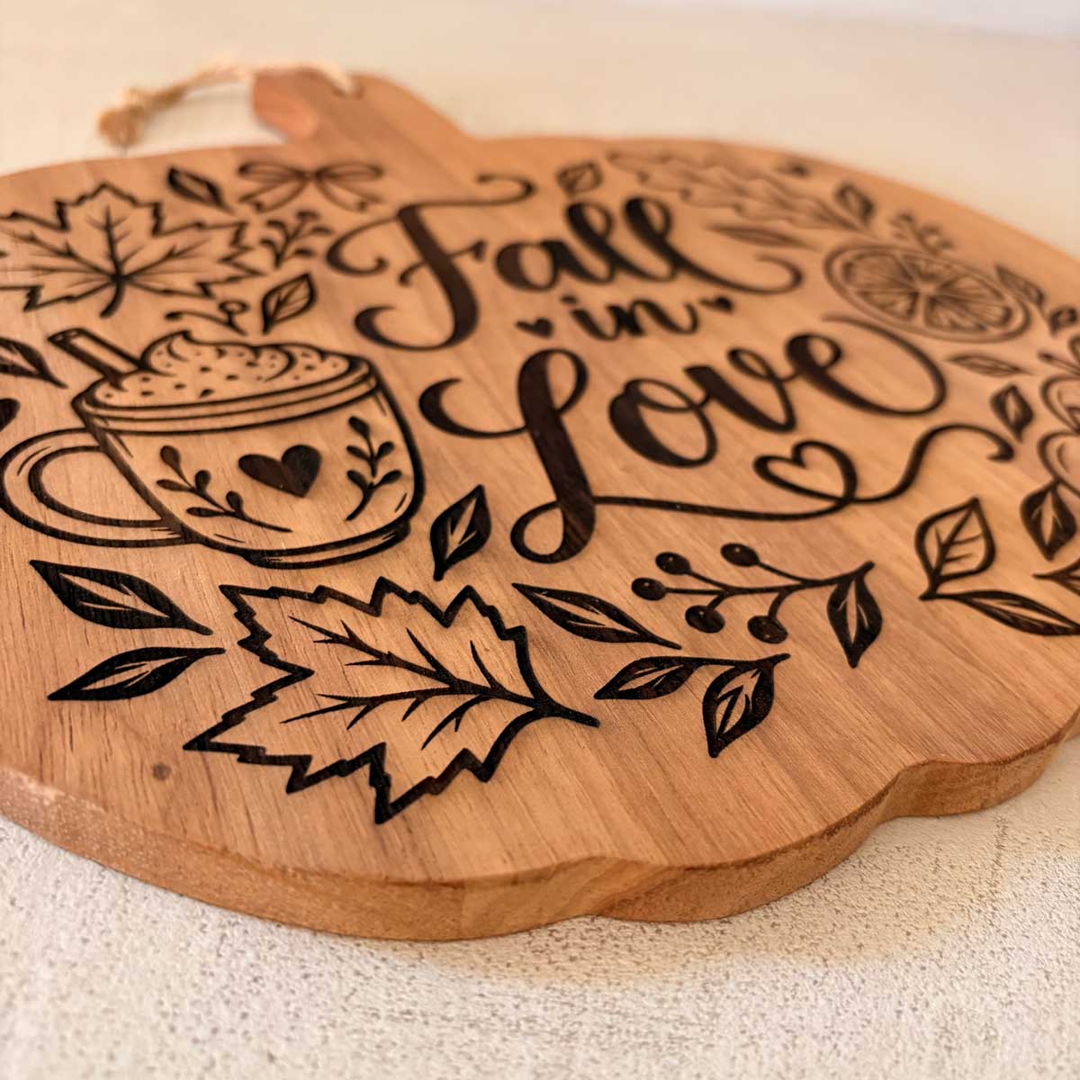 Tagliere a forma di zucca in legno con incisioni autunnali