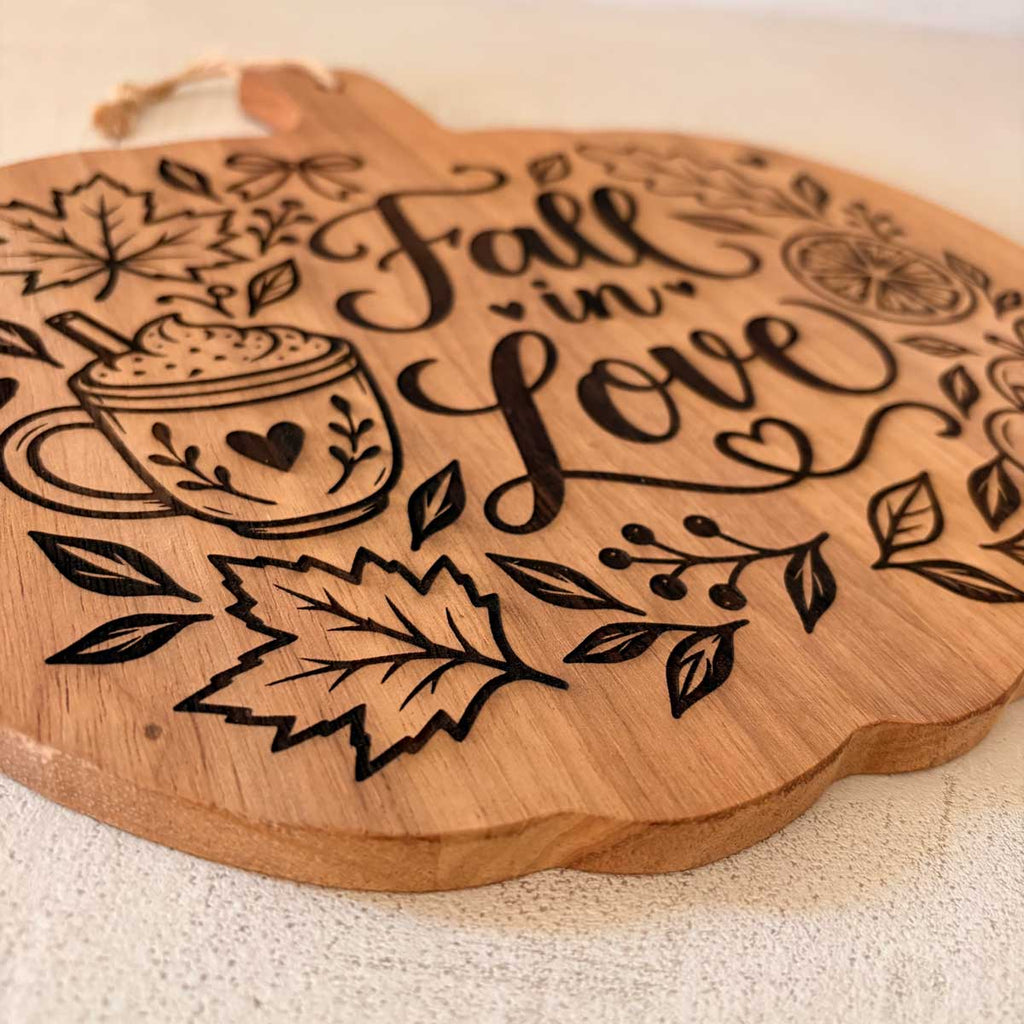 Tagliere a forma di zucca in legno con incisioni autunnali