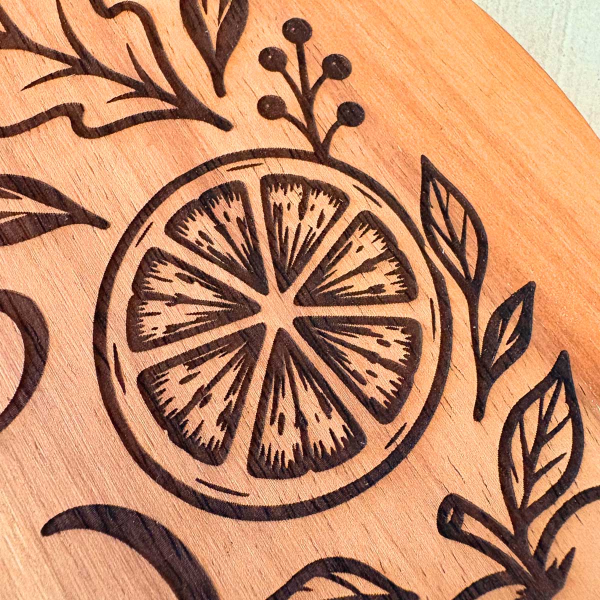 Tagliere a forma di zucca in legno con incisioni autunnali