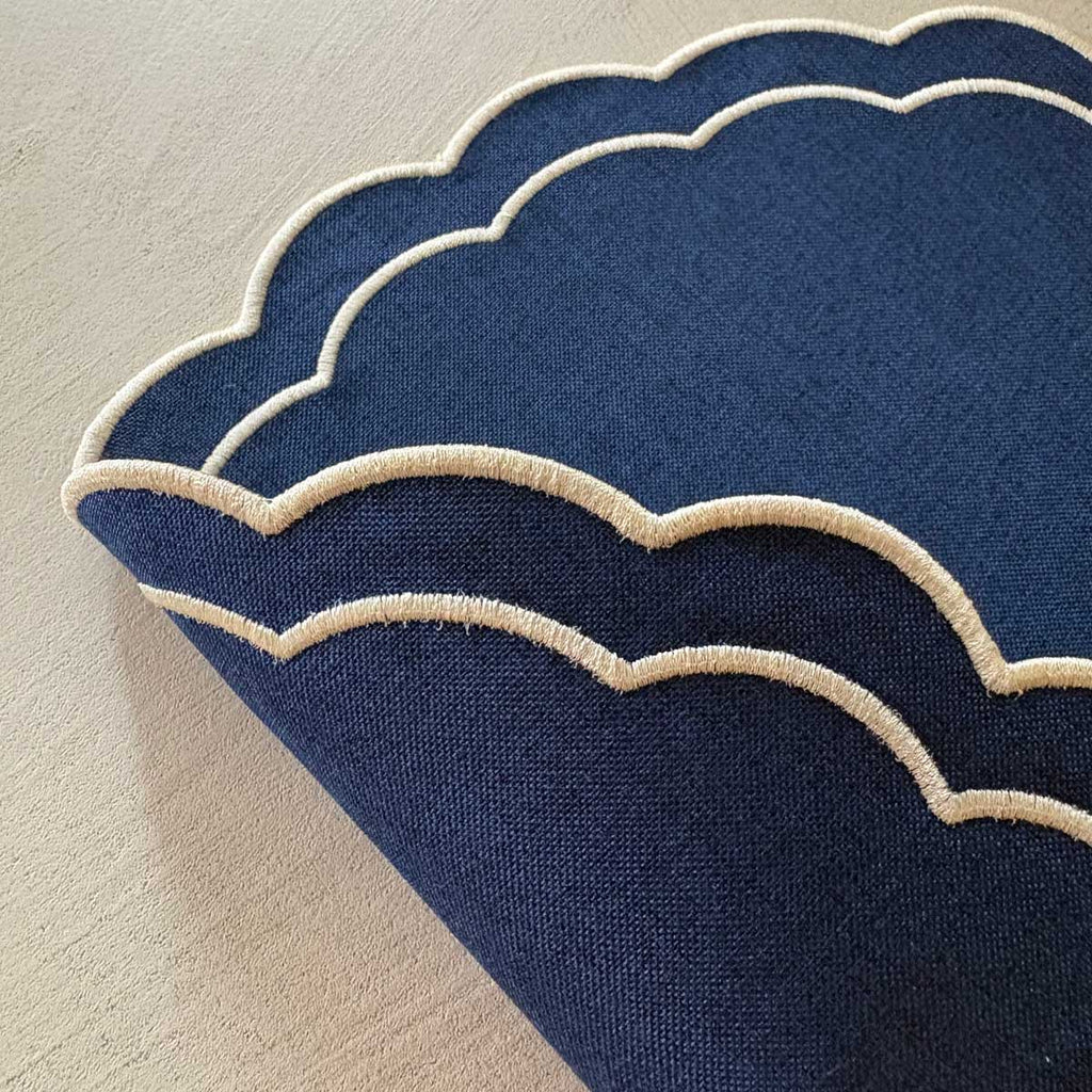 Tovaglietta personalizzata con nome ondulata blu 