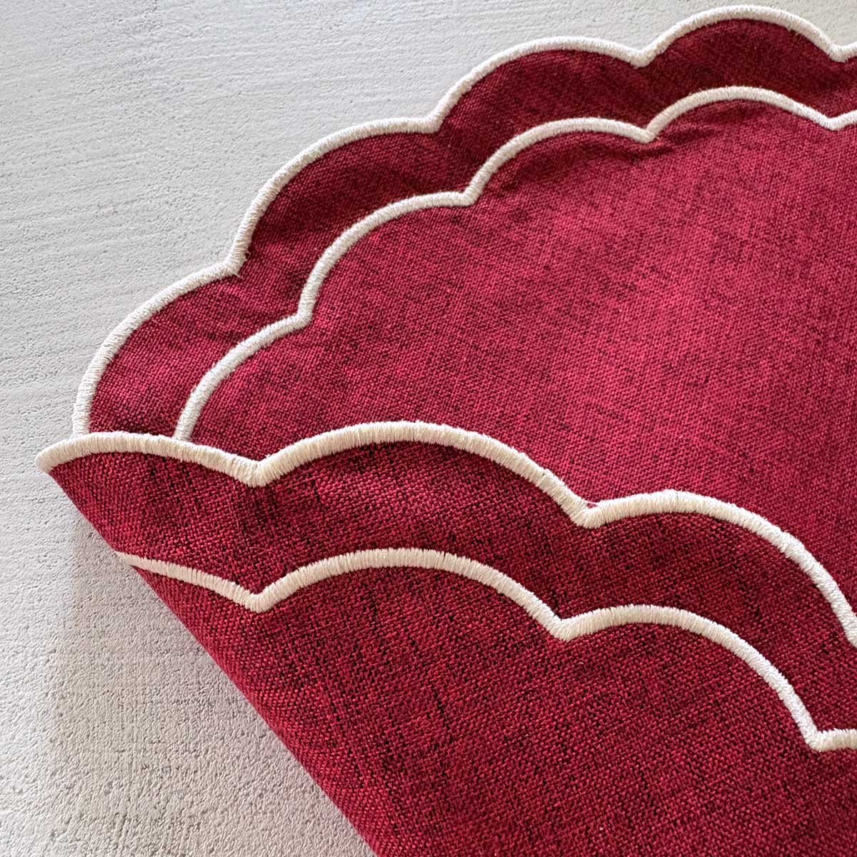 Tovaglietta personalizzata con nome bordeaux con bordi ondulati