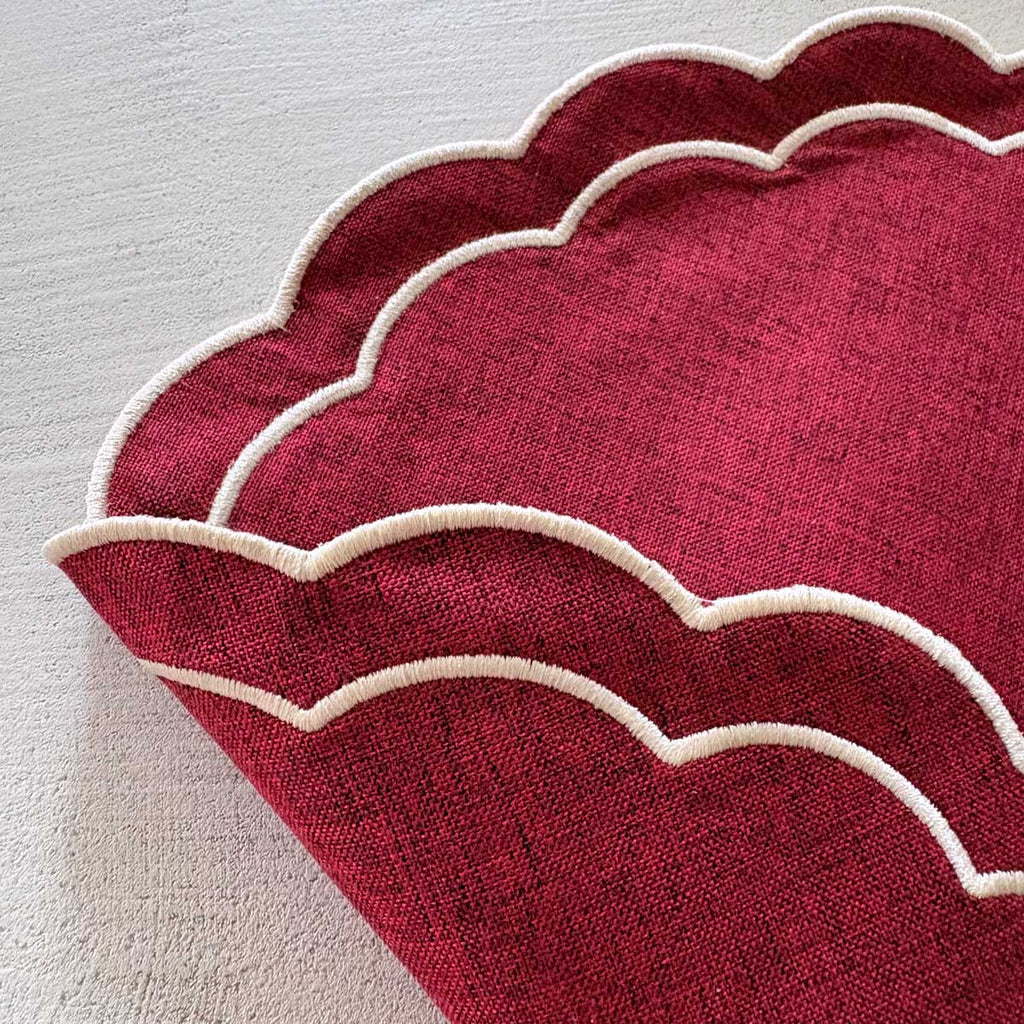 Tovaglietta personalizzata con nome bordeaux con bordi ondulati