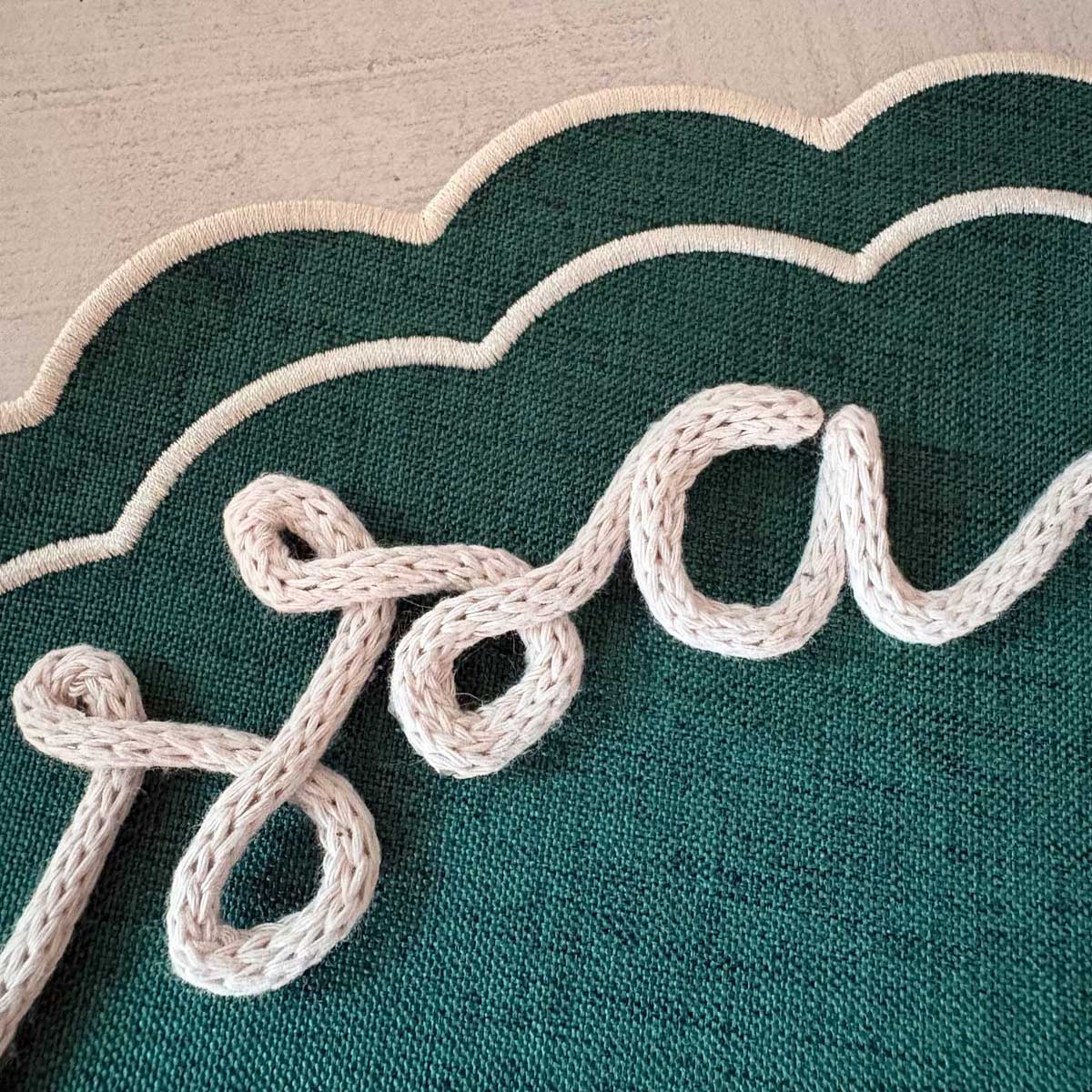 Tovaglietta personalizzata con nome bordo ondulato verde