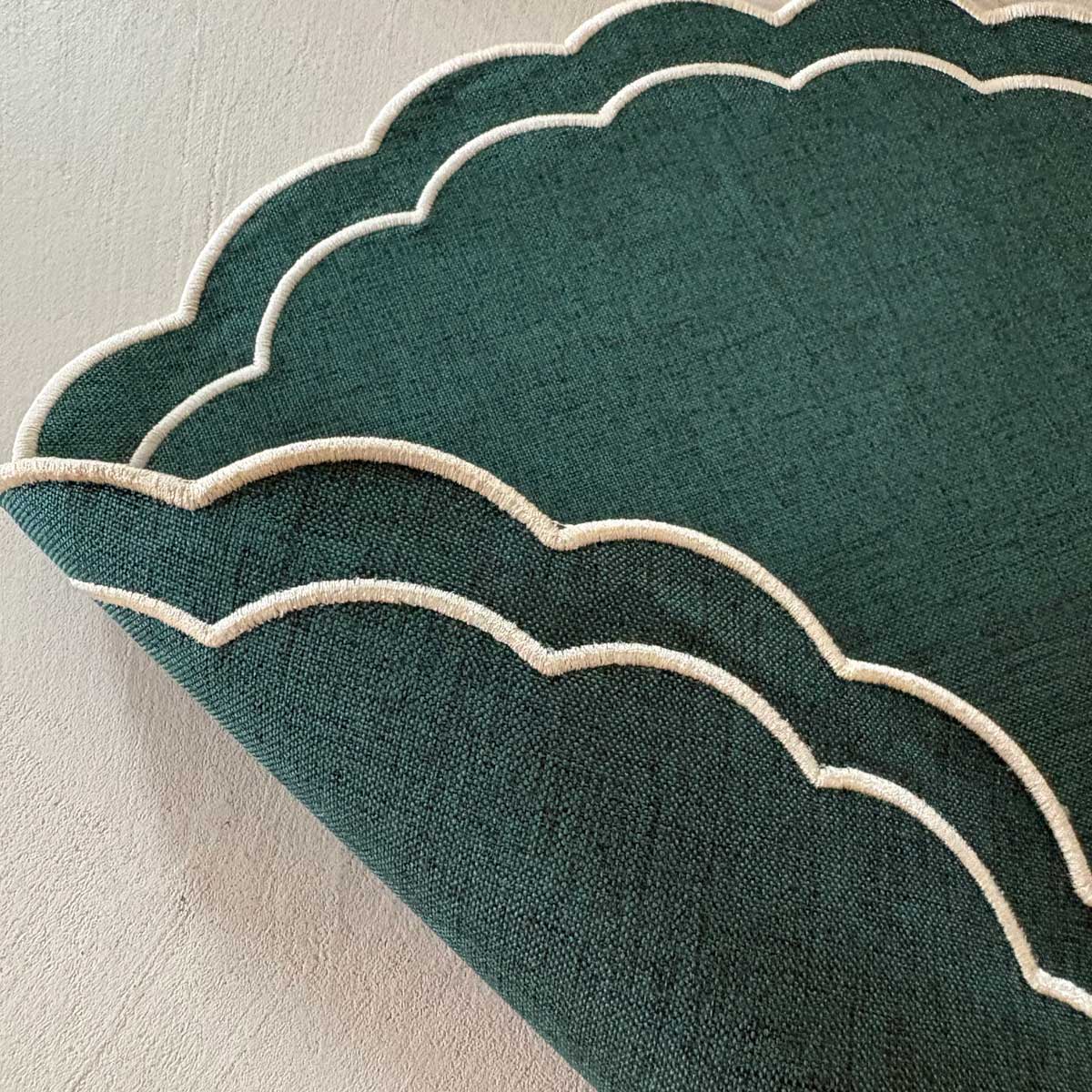 Tovaglietta personalizzata con nome bordo ondulato verde