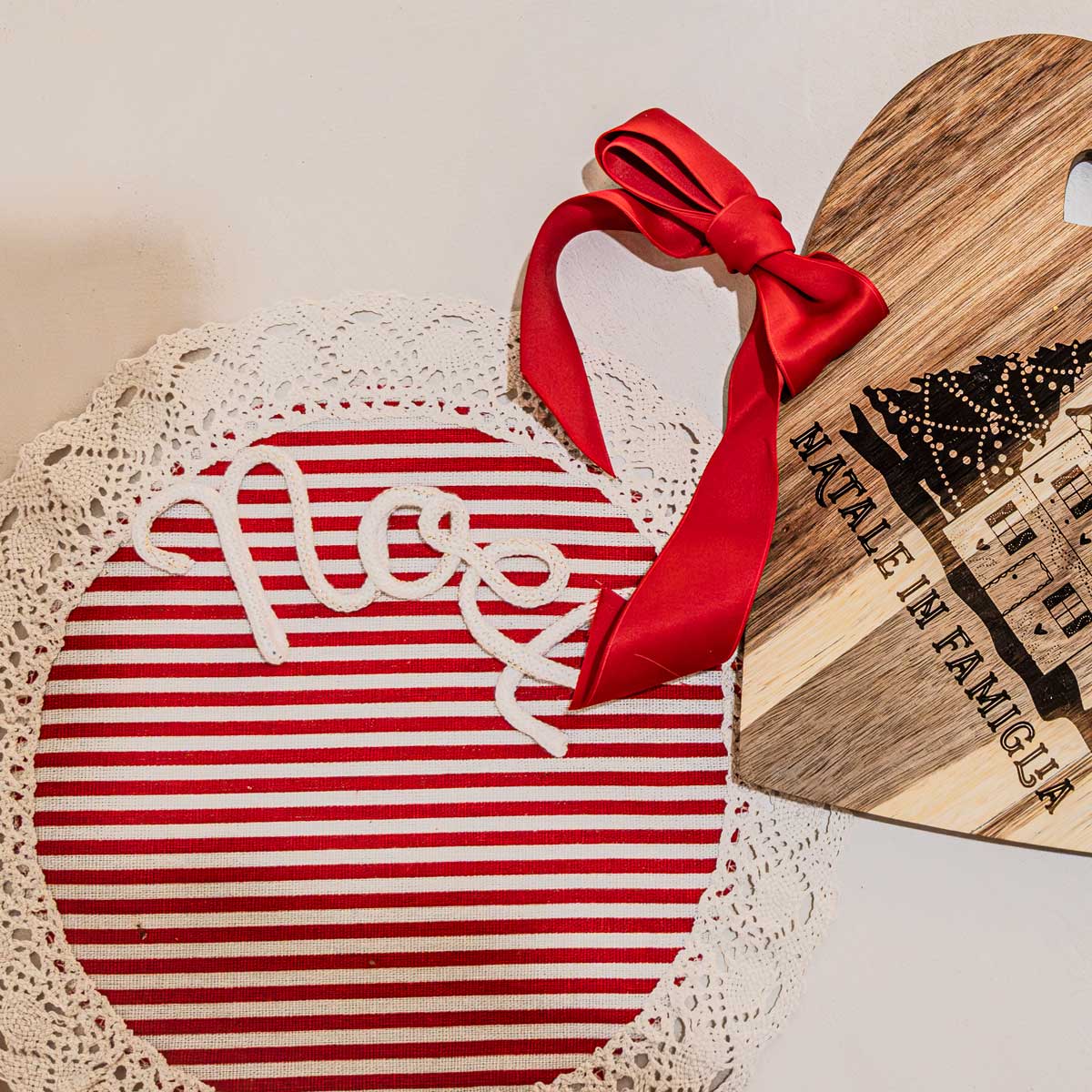 Tovaglietta personalizzata natalizia a righe rosse e bianche con pizzo