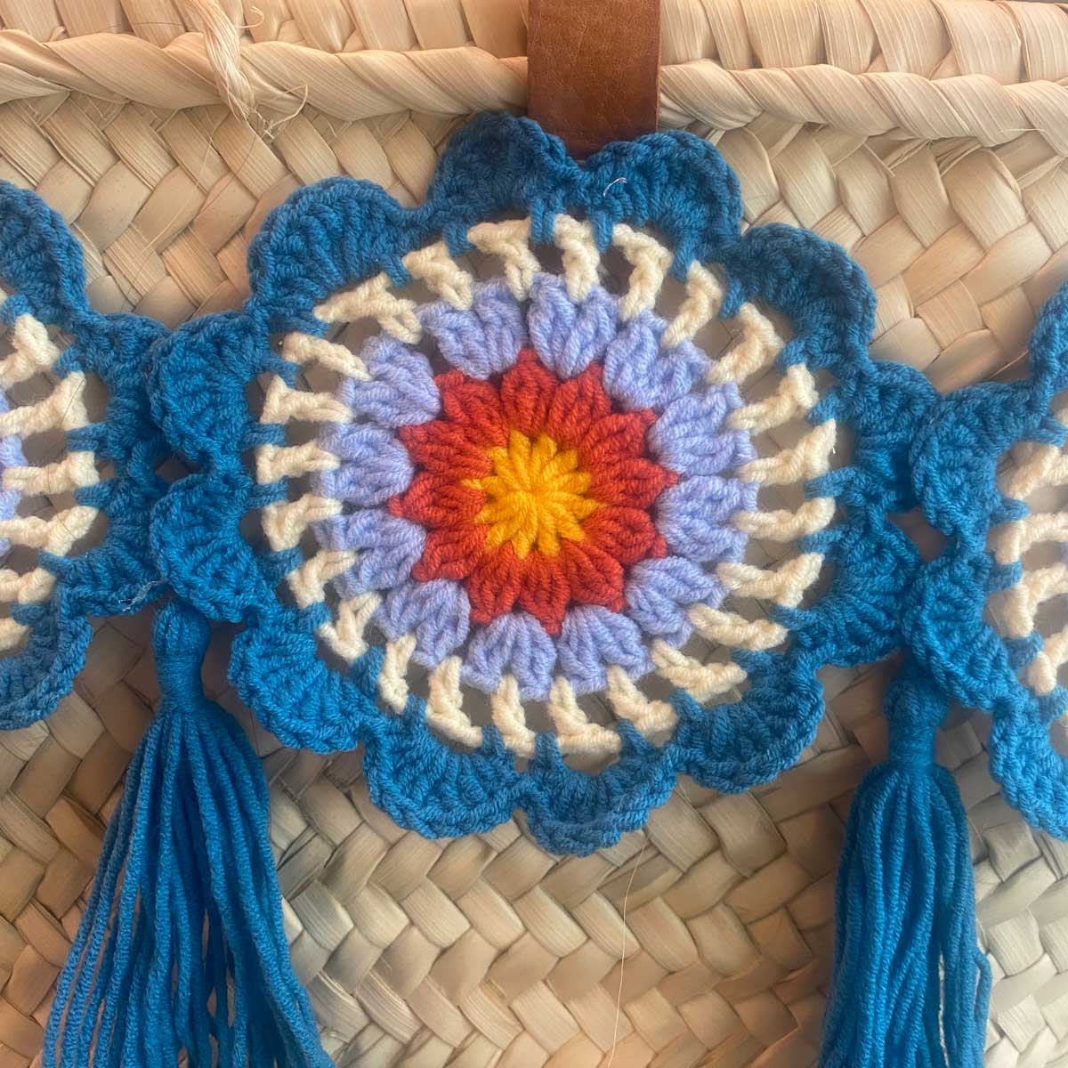 Coffa siciliana decorata borsa in paglia con granny squares uncinetto