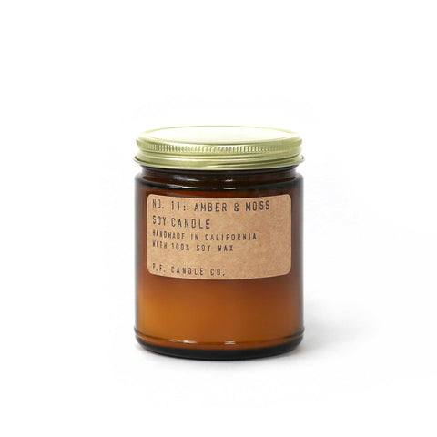 P.F. Candle Co. Amber & Moss candela handmade 100% cera di soia